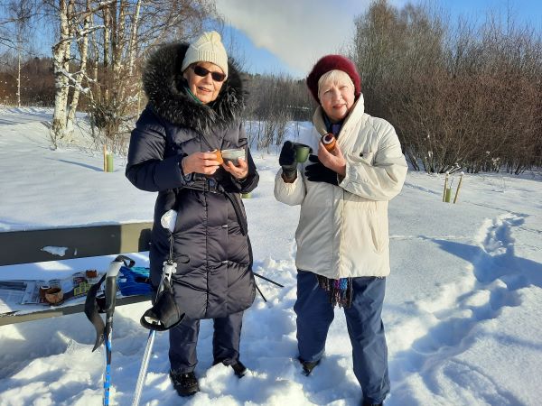 Annikki Saarenmäki tarjosi kahvit merkkipäivänsä kunniaksi, vaikka pakkasta oli yli kymmenen astetta. Kahvia nauttivat Irja Karlsson ja päivänsankari.
