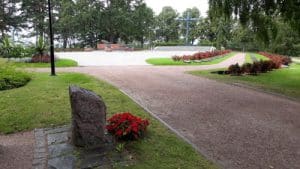 Sotaorpojen muistokivi Hietaniemessä. Taustalla Mannerheimin hauta.