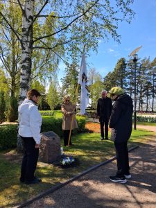 Seppeleen lasku muistelukivelle.