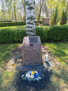 Sotaorpojen muistelukivi Hietaniemessä.