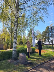 Hartaustilaisuus muistelukivellä.