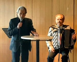 Erkki Liikanen hanuristinsa kanssa.